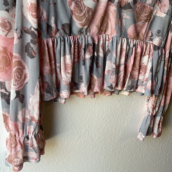 Francesca’s grey and pink floral blouse - Picture 4 of 5